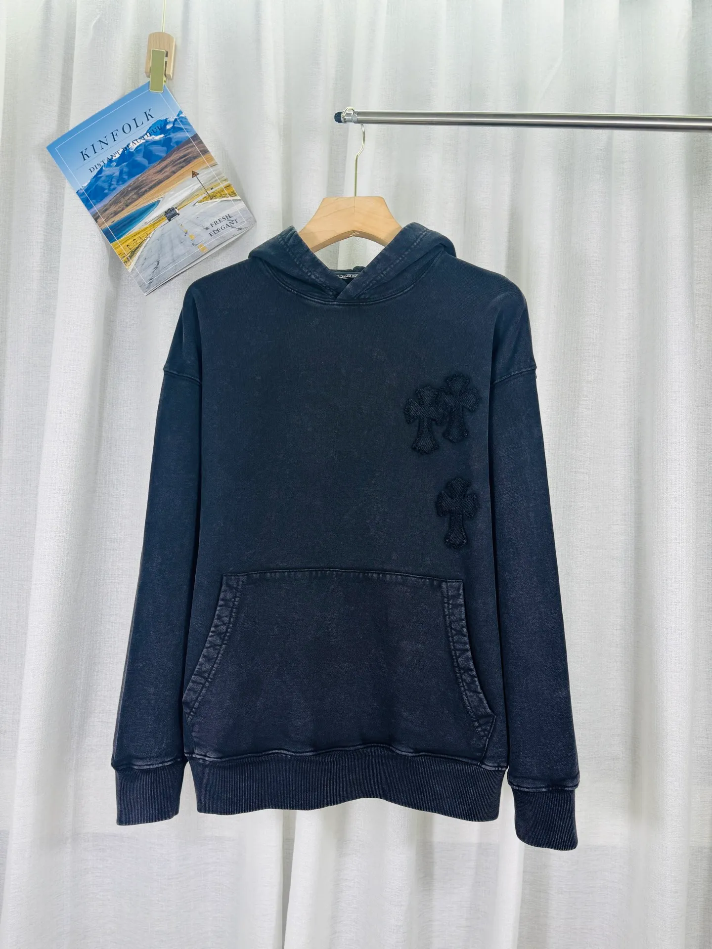 P310 top version, real shot without P, ​​different from market currency) 𝗖𝗵𝗿𝗼𝗺𝗲 𝗛𝗲𝗮𝗿𝘁𝘀/Cro Heart 2025 washed and burned flower patch embroidered autumn and winter new original single counter American style 3D three-dimensional couple casual hooded sweatshirt 👑The highest version! Customized fabric 480g tripe terry fabric! American acid-washed and distressed original fabric, laser burning + patch embroidery, exquisite embroidery of letters! The best-selling model in the counter, very comfortable to wear. Accessories: original molded and authenticated collar label➕100% silk wash label. Genuine purchase-grade original hangtag➕matching hanging rope➕3D hanging beads➕original packaging bag. Craftsmanship: The original version has consistent wiring! The highest version of the armhole matching technique! Color: Black Red Size: S M L XL Style No.: 9331